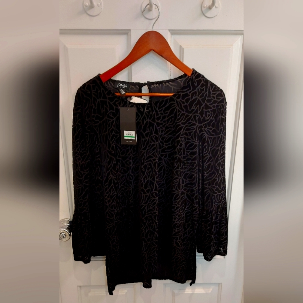 Jones New York, black velvet, flutter sleeve high-low top, size large, nwt